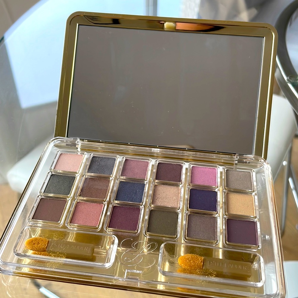 Estee Lauder Shadow Palette 18 shades